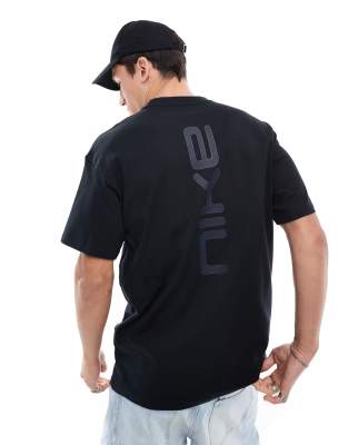 Nike - M90 - T-Shirt in Schwarz mit Print hinten