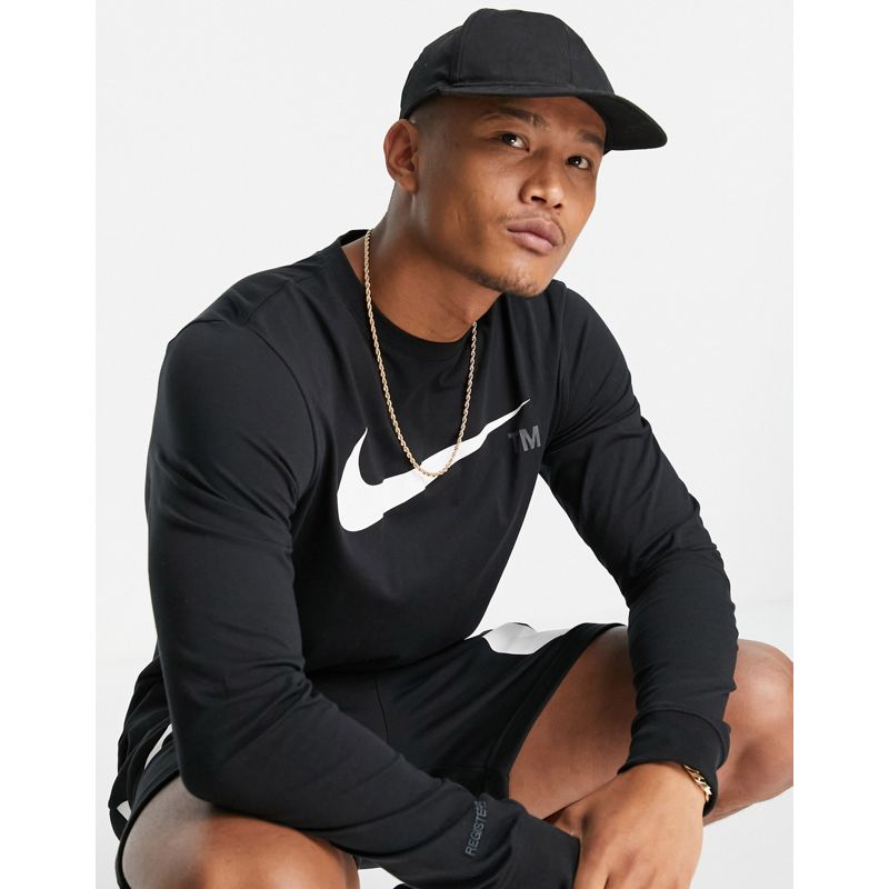 Nike - Maglietta a maniche lunghe nera con logo Nike sul petto