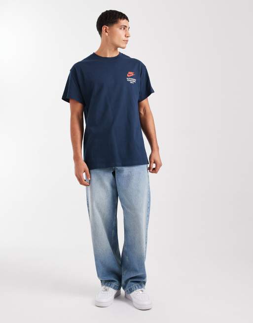 Nike – Marinblå t-shirt med Swoosh-logga baktill, 2 av 5