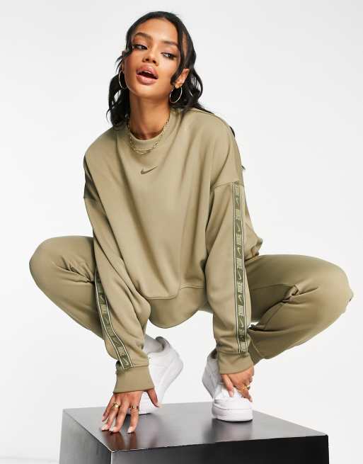 Nike – Matt olivgrön sweatshirt i kort modell med tejpad swoosh-logga