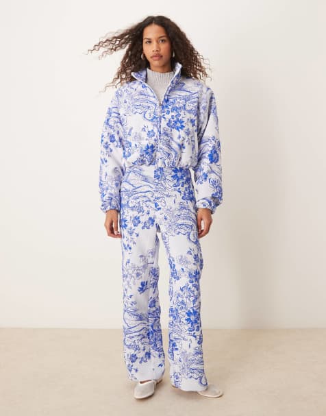 Nike - MDC - Broek met wijde pijpen van gebloemd jacquard in blauw en wit - view 1