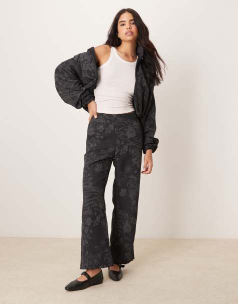 Nike - MDC - Broek met wijde pijpen van gebloemd jacquard in zwart en grijs - view 1