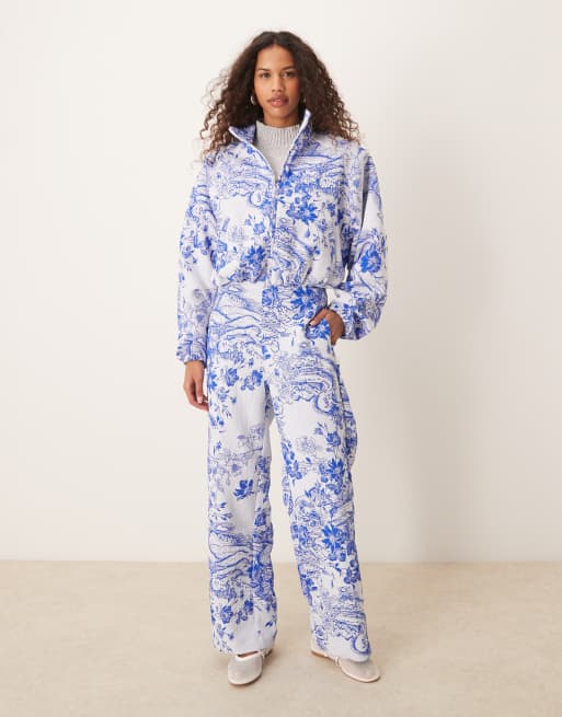 Nike – MDC – Jacquard-Jacke in Blau und Weiß mit Blumenmuster ASOS