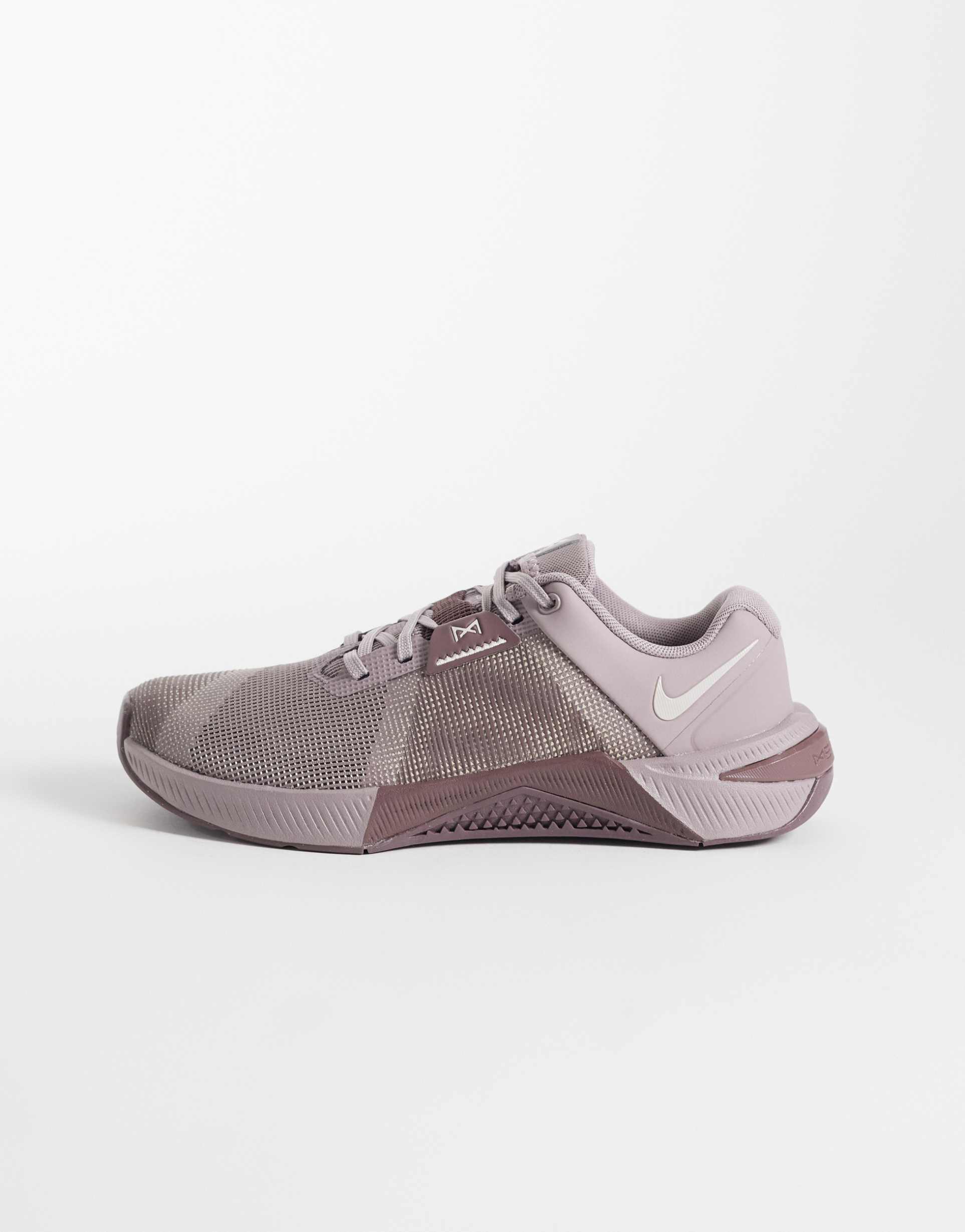 nike metcon 10 sneakers in brown and gray