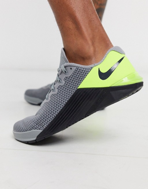 Nike Training Metcon 5 trainers in grey and green