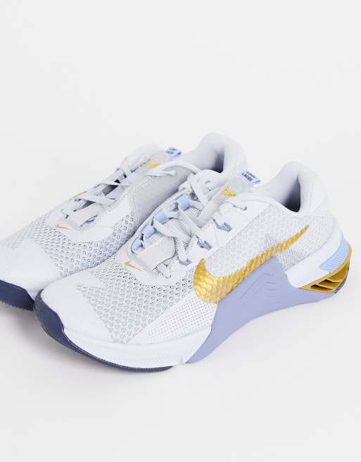 Nike Metcon 7 sneakers in pure platinum/metallic gold