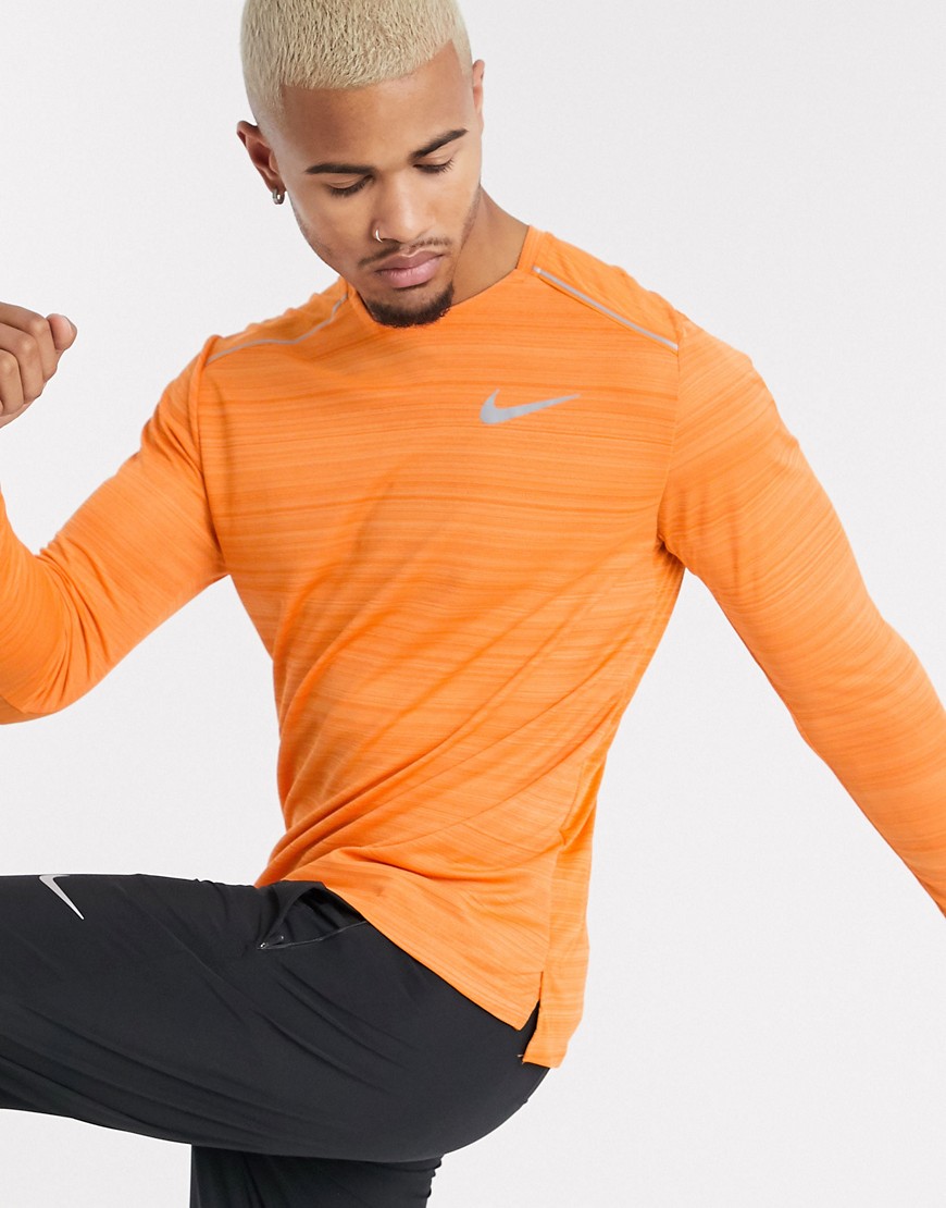 Nike - Miler - Hardlooptop met lange mouwen in oranje