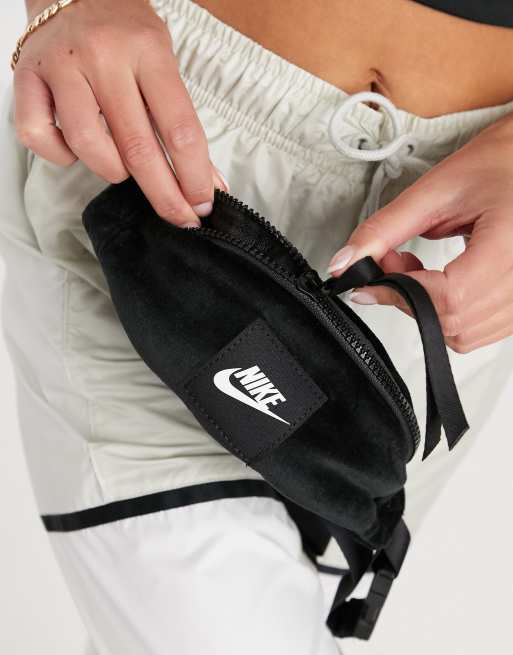 Nike Mini sac banane en velours Noir ASOS