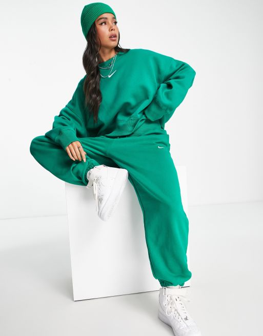 【NIKE】Mini Swooshコレクション　トレーナー（Green） Nike mini swoosh oversized crop sweatshirt in malachite green | ASOS