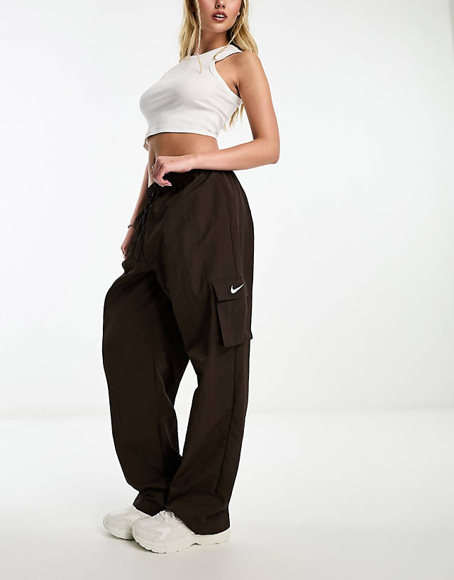 Nike - mini swoosh woven cargo trousers in baroque brown