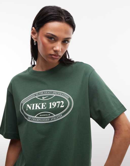 Nike – Mörkgrön t-shirt med boxig passform och tennistryck, 2 av 4