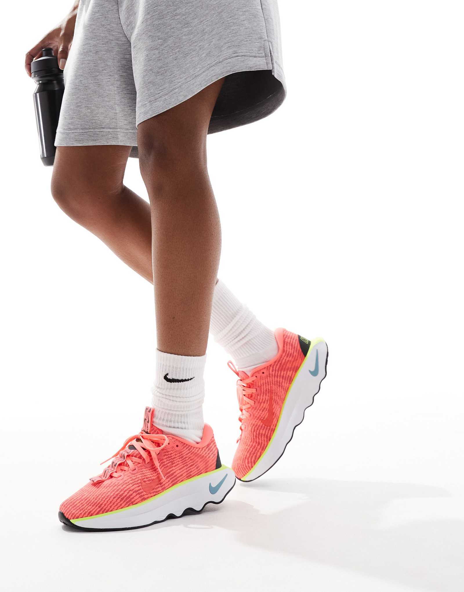 Кроссовки Nike Motiva розового и белого цветов