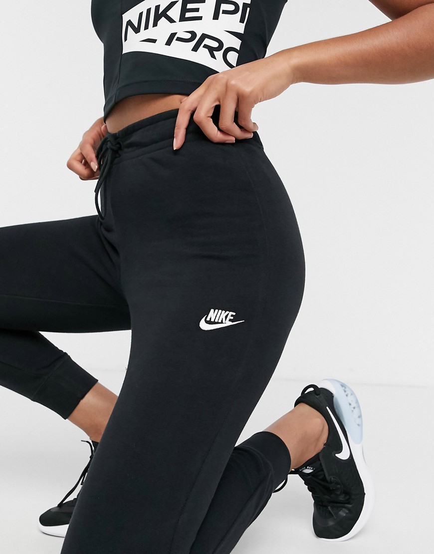 Nike - Musthaves smalle joggers in zwart