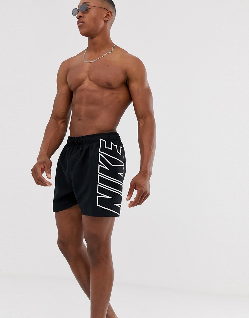 Nike - NESS9511-001 - Pantaloncini da bagno cortissimi neri con stampa a blocchi-Nero