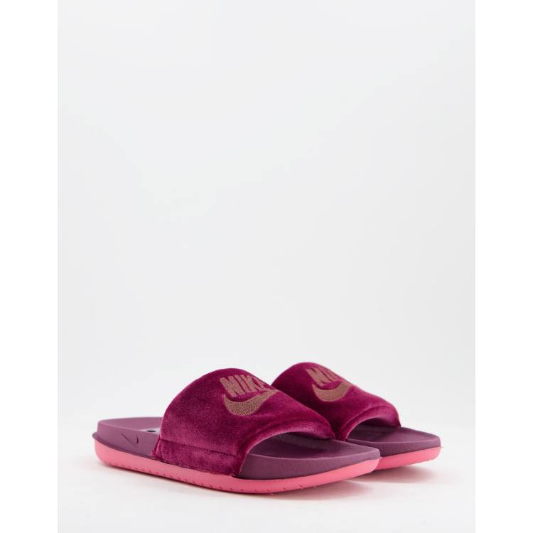 Burgundy and gold store nike flip flops