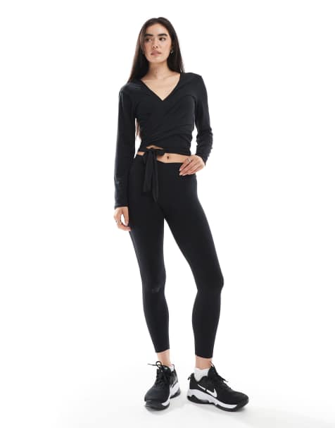 Nike - One - Ensemble de sport avec short 3 pouces à taille haute et volants, top cache-cœur à manches longues et débardeur effet superposé - Noir - view 1