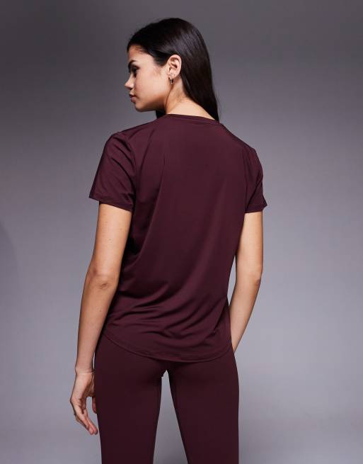 Nike One Training classic t-shirt in burgundy, 4 of 4