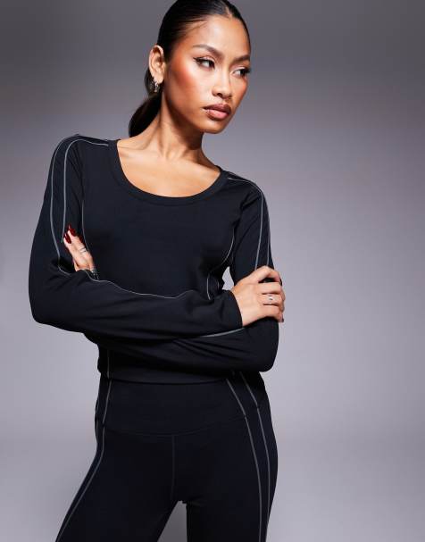 Nike - One Training - Cropped T-shirt met reflecterende biezen en lange mouwen in zwart - view 1