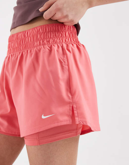 Nike – One Training Dri-FIT – 2-in-1-Shorts in Rosa mit mittelhohem Bund, 3 Zoll Schrittlänge, 3 von 5