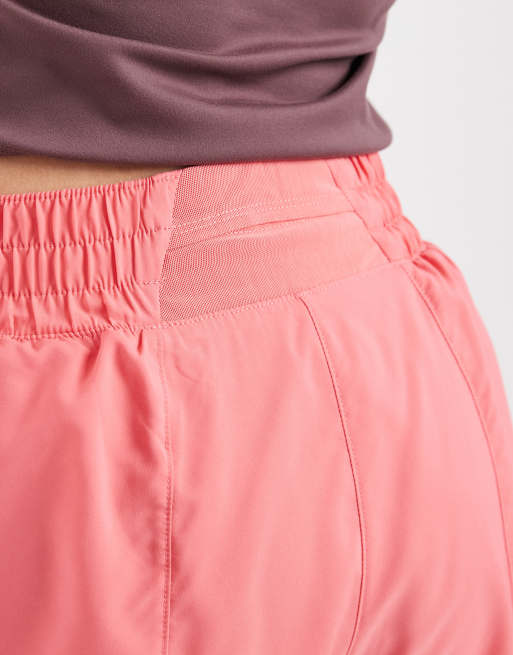 Nike – One Training Dri-FIT – 2-in-1-Shorts in Rosa mit mittelhohem Bund, 3 Zoll Schrittlänge, 5 von 5