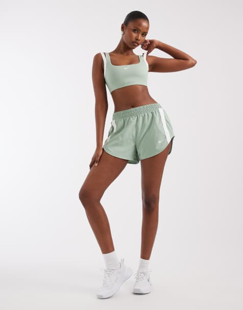 Nike One Training - Dri-FIT - Conjunto blanco y verde de pantalones cortos y sujetador deportivo con doble forro - view 1