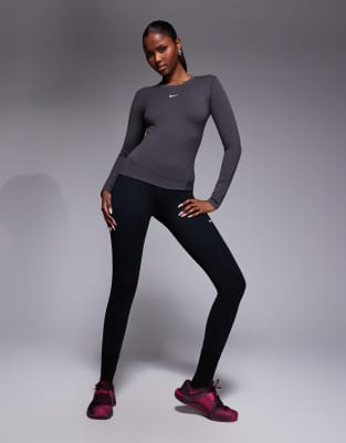 Nike - One Training Dri-FIT - Figurbetontes, langärmliges Oberteil in Grau