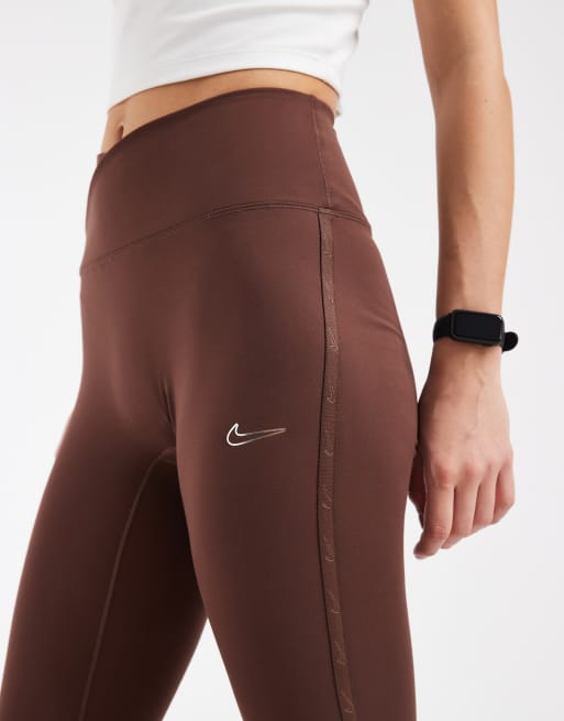 Nike – One Training Dri-FIT – Leggings in Braun mit gewickeltem Bund, 3 von 5