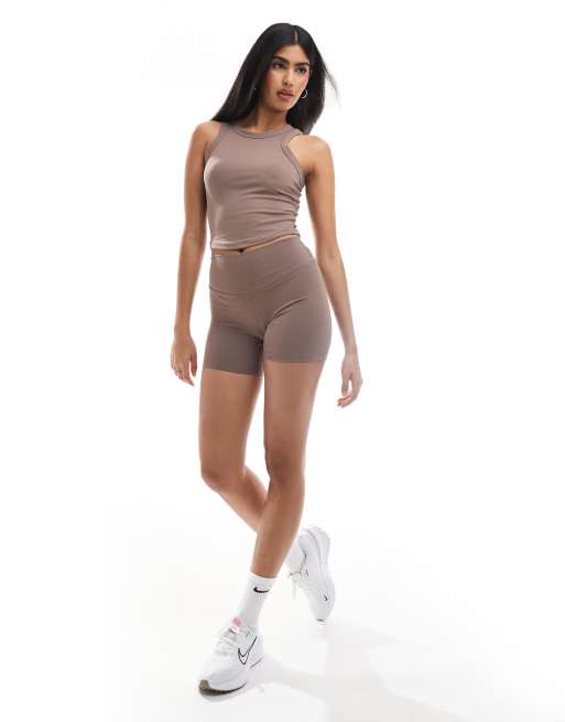 Nike - One Training Dri-FIT - Pantaloncini a vita alta marroni da 5", 3 di 5