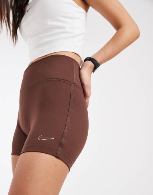 Nike - One Training Dri-FIT - Pantaloncini avvolgenti in vita marroni da 13 cm, 4 di 5