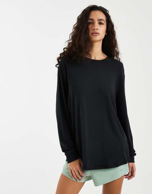 Nike - One - Training - Dri-FIT - Ruimvallend T-shirt met lange mouwen in zwart, 4 van 4