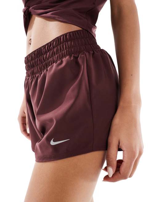 Nike – One Training Dri-FIT – Shorts in Burgunderrot mit mittelhohem Bund, 3 Zoll Schrittlänge, 5 von 5