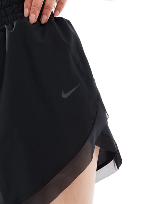 Nike – One Training Dri-FIT – Shorts in Schwarz mit Rüschen und hohem Bund, 3 Zoll Schrittlänge, 3 von 5