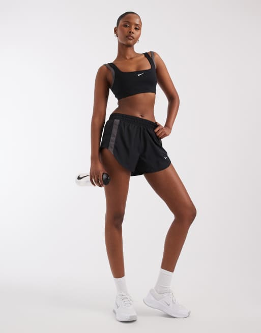 Nike One Training - Dri-FIT - Sort og gråt sæt med sports-BH med dobbelt for og shorts