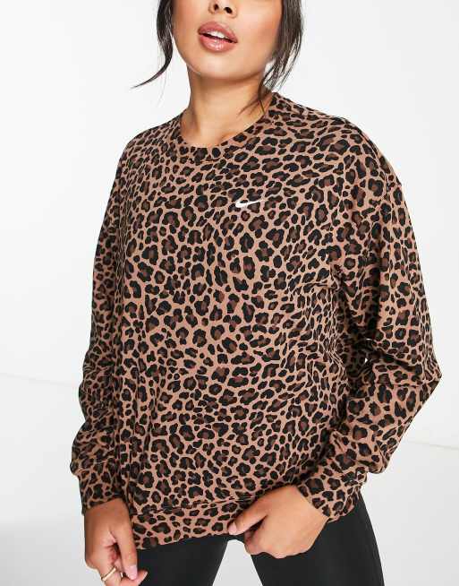 Nike - One Training - Dri-FIT - Sweatshirt met ronde hals en luipaardprint in bruin