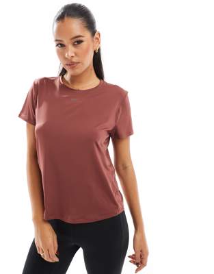 Nike One - Training Dri-FIT - T-Shirt in schmaler Passform in Braun