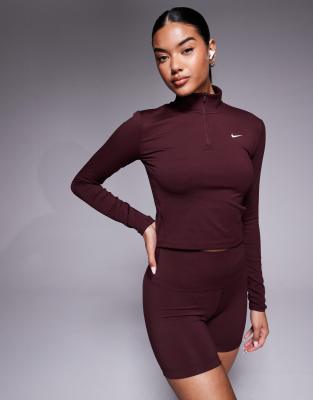 Nike - One Training - Figurbetontes, langärmliges Oberteil in Burgunderrot mit kurzem Reißverschluss