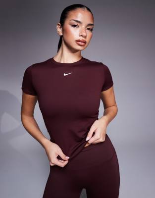 Nike - One Training - Figurbetontes T-Shirt in Burgunderrot