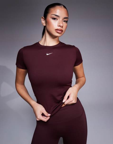 Nike – One Training – Figurbetontes T-Shirt in Burgunderrot - view 1