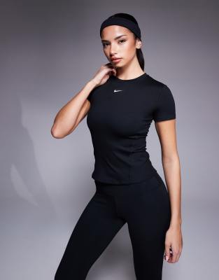 Nike - One Training - Figurbetontes T-Shirt in Schwarz