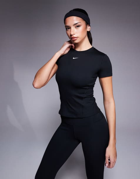 Nike – One Training – Figurbetontes T-Shirt in Schwarz - view 1