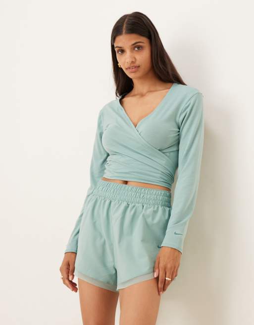 Nike One Training – Jasnoniebieski kopertowy T-shirt Dri-FIT o luźnym kroju z długimi rękawami