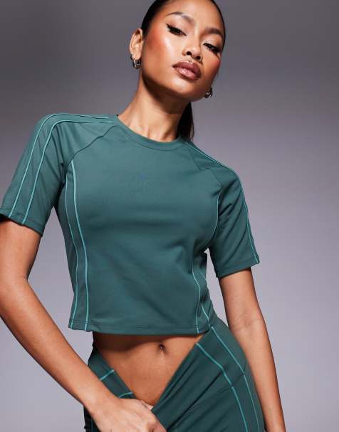 Nike One Training reflective piping cropped t-shirt in green - view 1