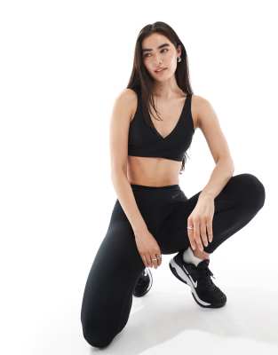 Nike - One Training - Sport-BH in Schwarz mit Wickeldesign und leichter Stützfunktion