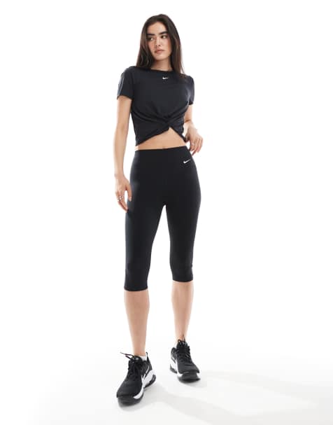 Nike – One Training – Svart set med caprileggings med hög midja och t-shirt med snurrad knut framtill - view 1