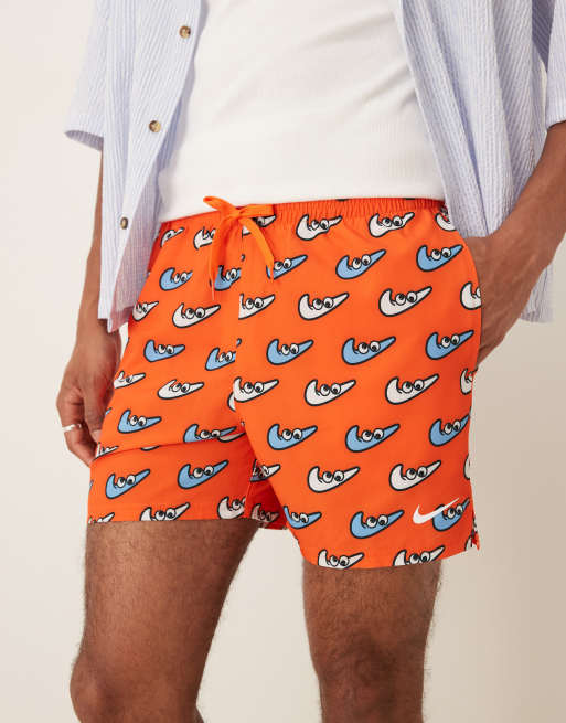 Nike - Orange 5-tommer-shorts til svømning og volleyball med multifarvet print, 2 af 4