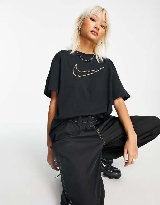 Nike – Oversize-Boyfriend-T-Shirt in Schwarz mit großem Swoosh-Logo in Metallic-Optik