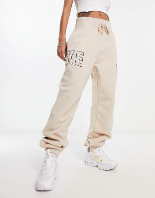 Nike – Oversize-Jogginghose in Treibsand-Beige mit Logo im College