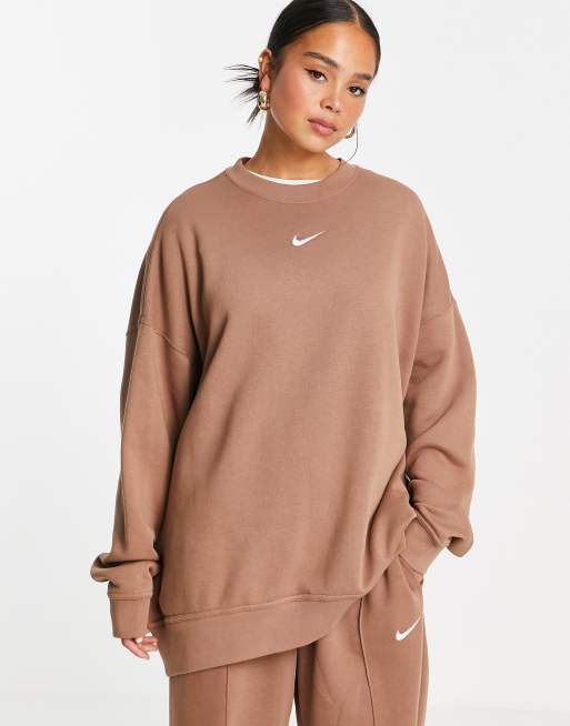 Nike Oversize Sweatshirt in Erdbraun mit kleinem Swoosh Logo