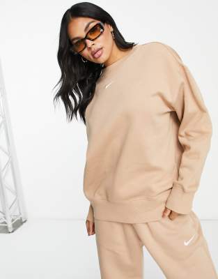 Nike - Oversize-Sweatshirt in Hanfbraun mit kleinem Swoosh-Logo und Rundhalsausschnitt