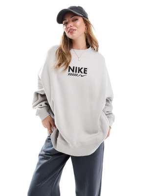 Nike - Oversize-Sweatshirt in Hellgrau mit Swoosh-Grafiklogo